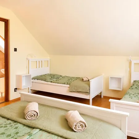 Arpad - 3 Bedroom Family With Parking
